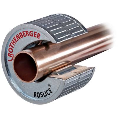 Kupferrohr, das von einem Rohrabschneider umgeben ist. Das Werkzeug trägt die Aufschrift 'Rothenberger Roslice' in roter und schwarzer Schrift.