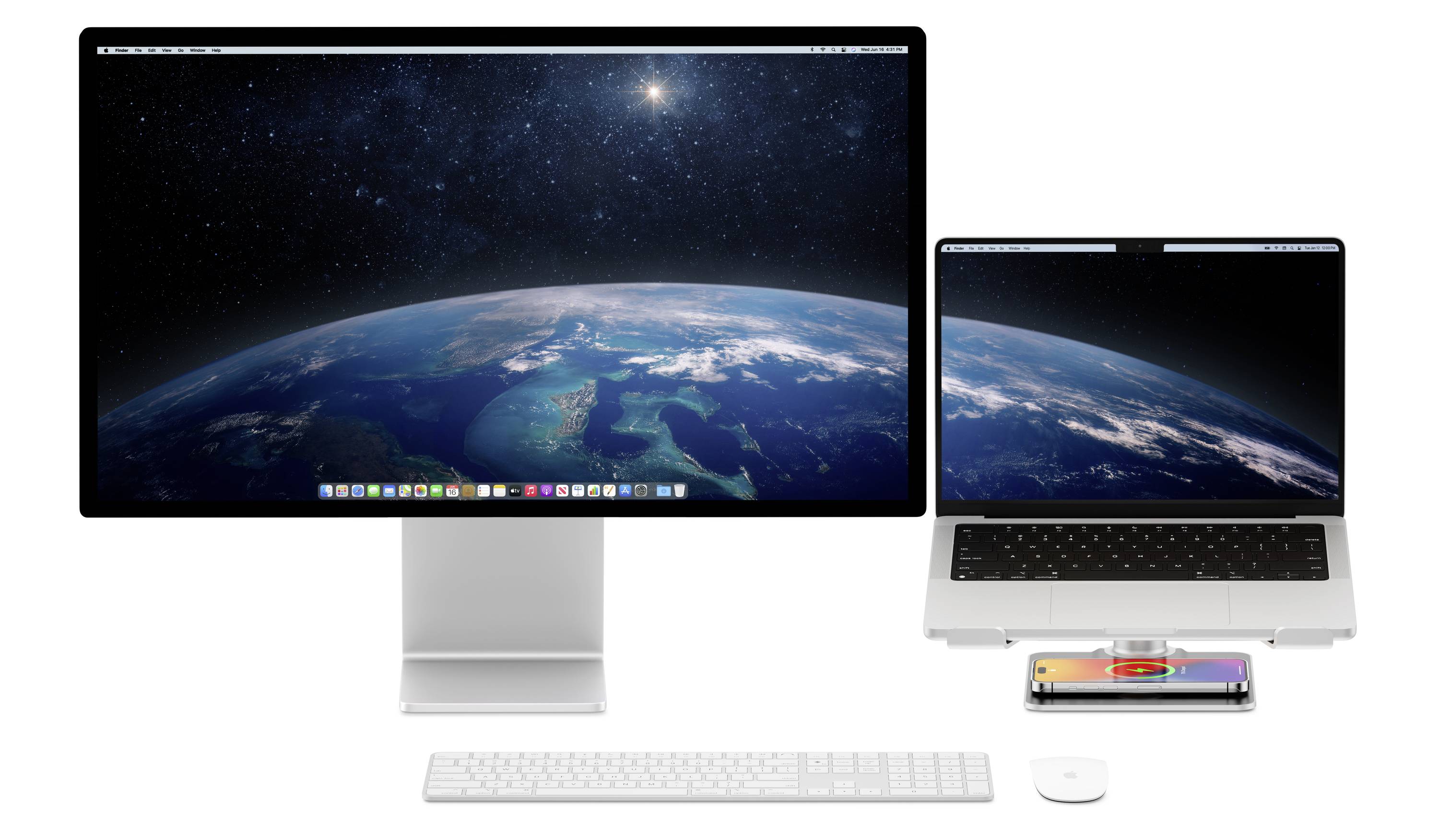 Ein Computer-Setup mit einem großen Bildschirm und einem Laptop. Beide zeigen ein Weltraumbild mit der Erde. Tastatur und Maus sind sichtbar.