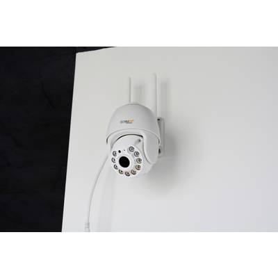 Überwachungskamera an einer weißen Wand, nach unten gerichtet. Sie hat mehrere Linsen und ist für Sicherheitsüberwachung vorgesehen.