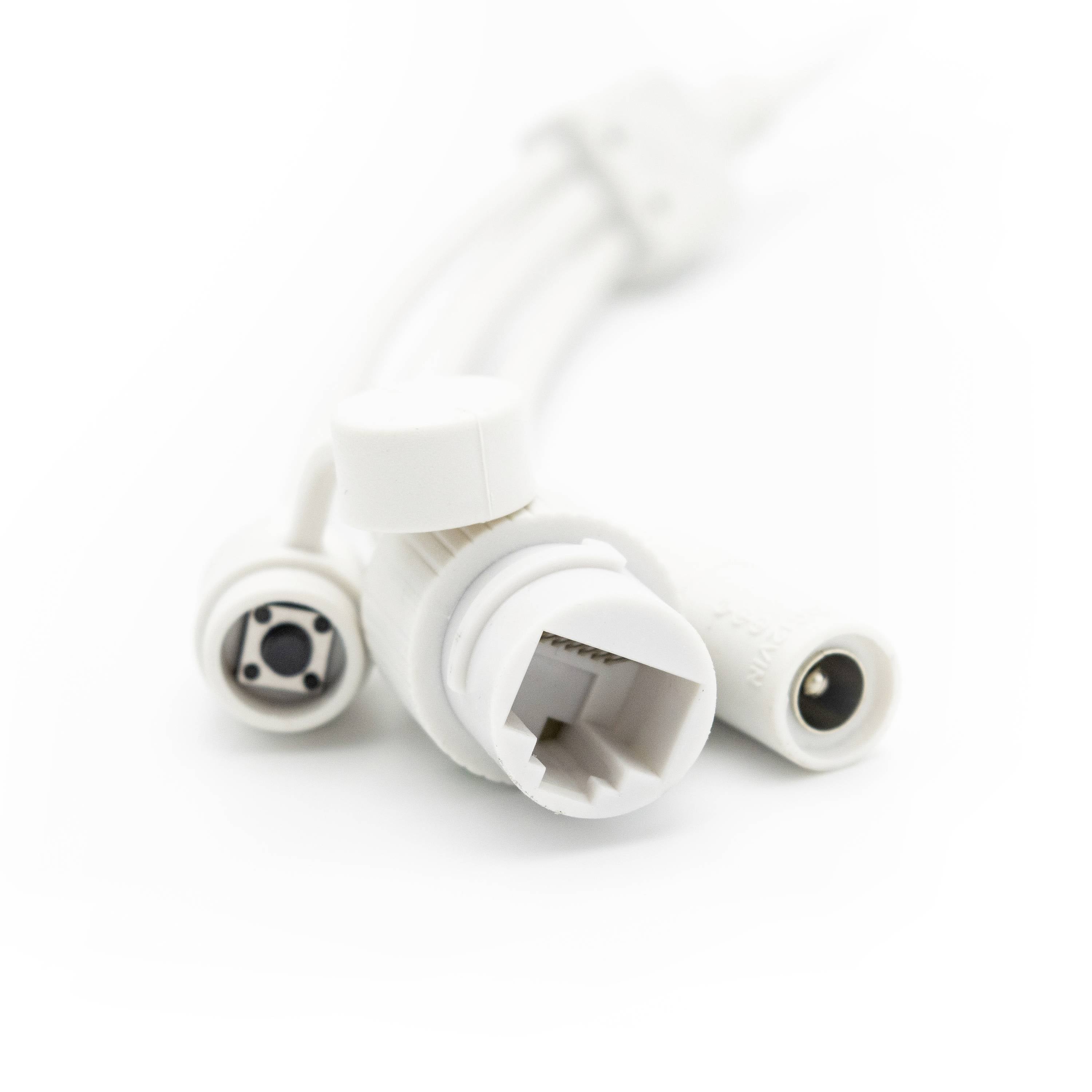 Weiße elektrische Anschlüsse und Kabel auf weißem Hintergrund, zeigen Nahaufnahme von Steckern und Buchsen.