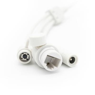 Weiße elektrische Anschlüsse und Kabel auf weißem Hintergrund, zeigen Nahaufnahme von Steckern und Buchsen.