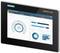 Touchscreen-Gerät mit Siemens-Softwareanzeige. Zeigt ein Dashboard mit Kreisdiagramm, Balkendiagrammen und numerischen Werten.