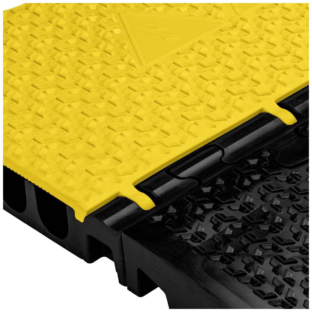 Nahaufnahme einer gelben und schwarzen Kabelabdeckung mit rutschfester Oberfläche. Die Abdeckung schützt Kabel in belebten Bereichen.