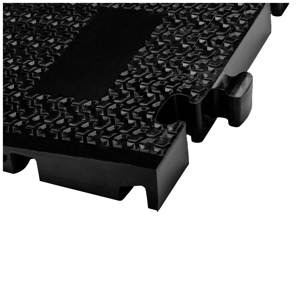 Eine schwarze, strukturierte Matratze mit ineinandergreifenden Kanten, geeignet für Dämpfung und Stabilität. Ideal für Fitnessbereiche.