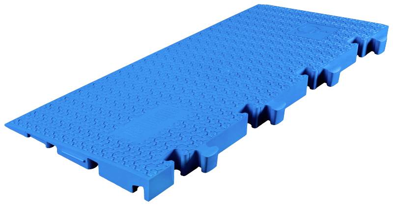 Blaues Kunststoff-Bodenelement mit verzahnter Struktur. Es hat rutschfeste Oberfläche und erhabene Verbindungen an den Seiten.