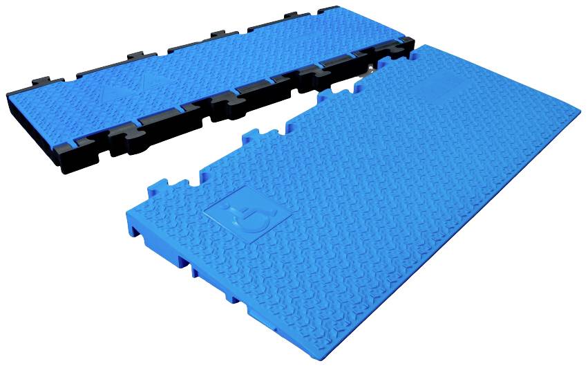 Blaue, ineinandergreifende Kunststoffplatten mit rutschfester Oberfläche, geeignet für Bodenbeläge in Sport- oder Spielbereichen.