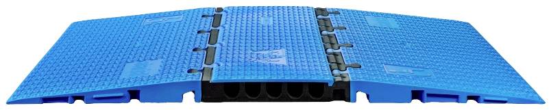 Ein blauer Kabelschutz mit zwei klappbaren Flügeln, die Kabel in einem mittleren Kanal abdecken. Geeignet für den Einsatz auf Böden.