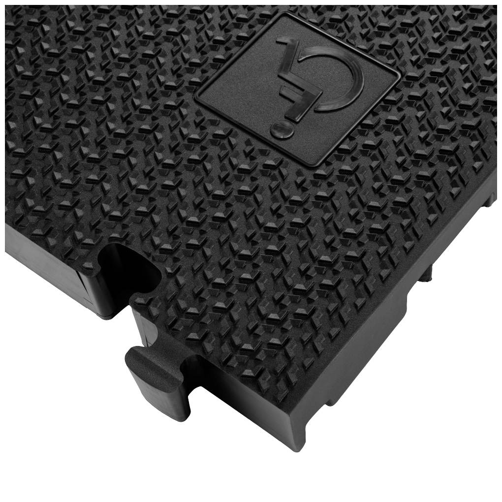 Schwarze, strukturierte Bodenmatte mit rutschfestem Muster und montierbaren Kanten für verbesserte Stabilität und Sicherheitskennzeichnung.