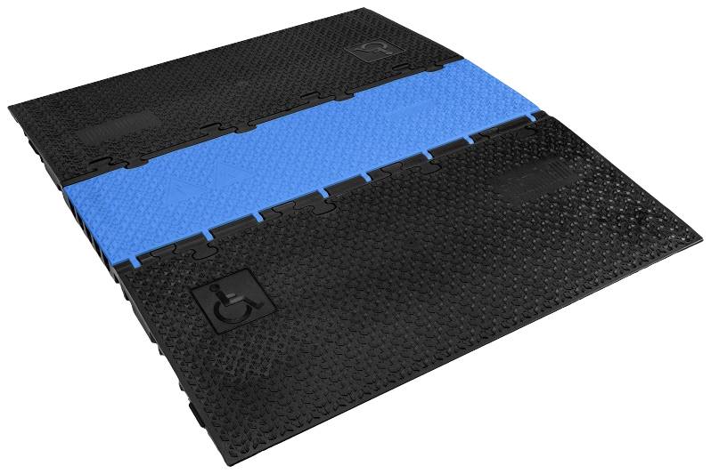 Ein Rampenelement aus schwarzem Kunststoff mit einer blauen rutschfesten Fläche in der Mitte, das zur Barrierefreiheit beiträgt.