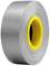 Eine Rolle silbernes Klebeband mit gelbem Kern, für vielfältige Reparatur- und Befestigungsarbeiten geeignet.
