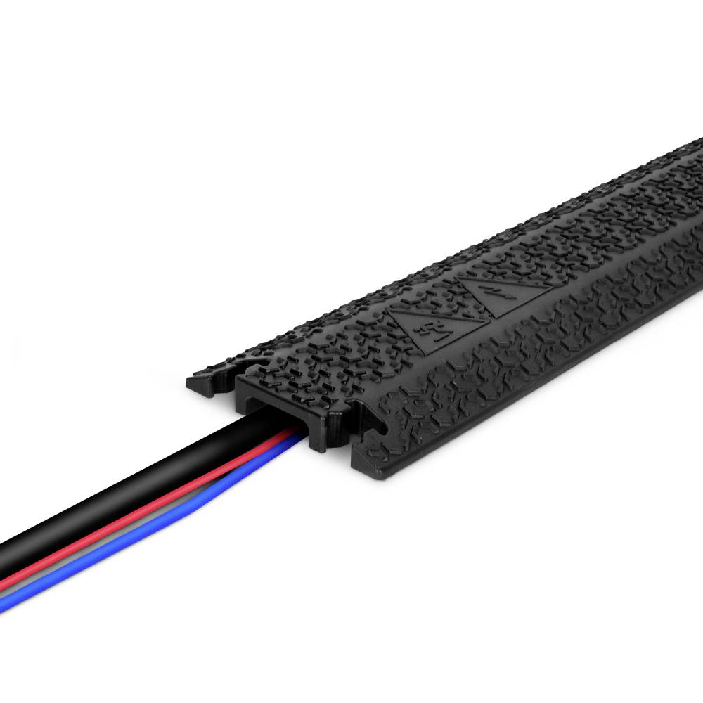 Ein schwarzer Kabelschutz aus Gummi liegt über drei Kabeln. Der Schutz hat eine Oberfläche mit rutschfestem Muster und Kanal für die Kabel.