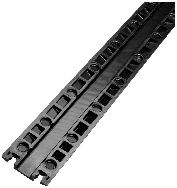 Schwarzes Plastikschienensystem, horizontal ausgerichtet, mit quadratischen und kreisförmigen Aussparungen.