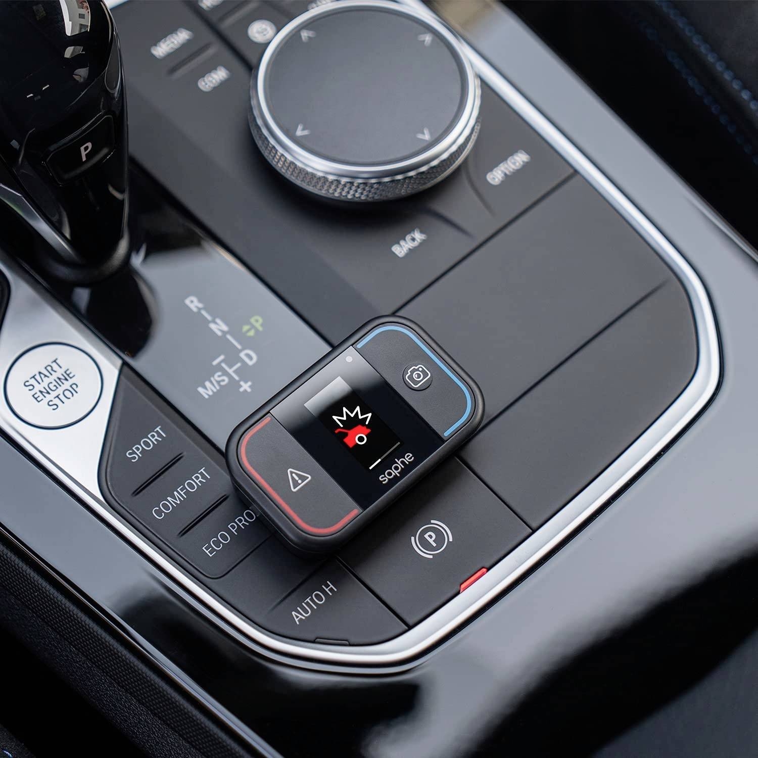 Eine Nahaufnahme einer Mittelkonsole in einem Auto zeigt den Schalthebel und einen Knopf für den Warnblinker und Parkmodus.