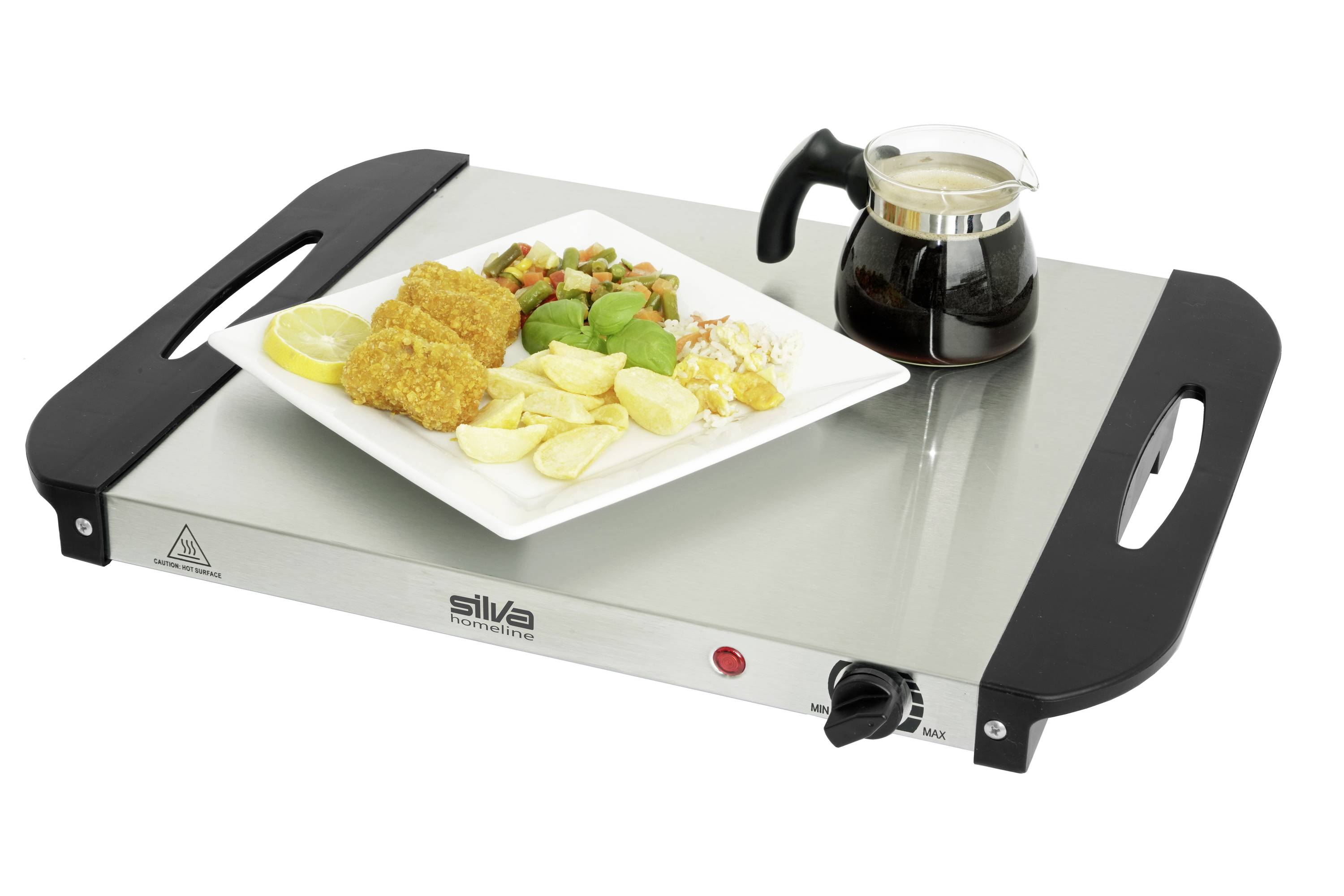 Ein silbernes Serviertablett mit schwarzem Rand und einem Knopf. Darauf ein Teller mit frittiertem Fisch, Gemüse und Kartoffeln sowie eine Kaffeekanne.