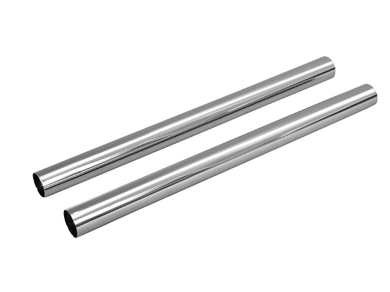 Zwei parallele, silberne Metallrohre mit glatter Oberfläche, liegend auf weißem Hintergrund.