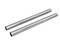 Zwei silberne Metallrohre nebeneinander auf einem weißen Hintergrund.
