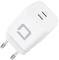 Ein weißes USB-Ladegerät mit zwei USB-Anschlüssen und einem dezenten Logo auf der Vorderseite. Europäischer Stecker.