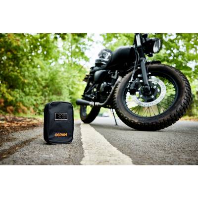 Eine Motorradpanne auf einer Landstraße, im Vordergrund ein OSRAM-Kit für Notfälle.