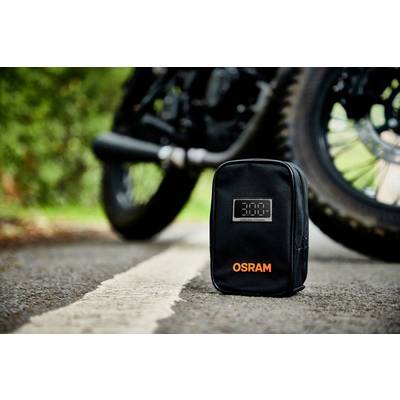 Eine schwarze OSRAM-Tasche liegt auf einer Straße vor einem Motorrad.