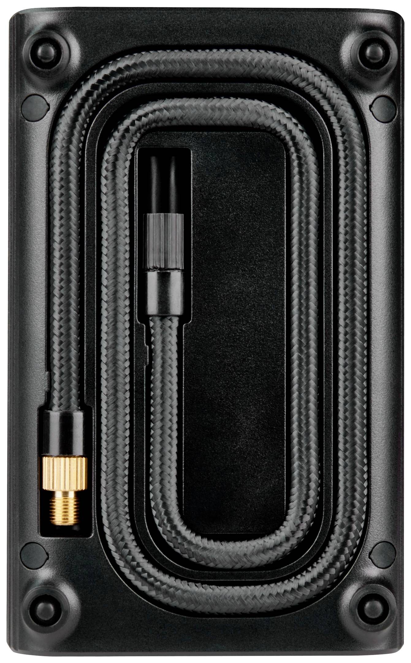 Ein schwarzes Gehäuse mit einem aufgerollten Kabel mit goldfarbener Steckerverbindung. Integriertes Fach zur Kabelaufbewahrung.