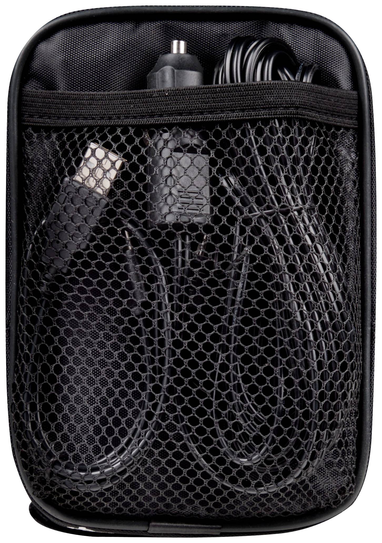 Eine schwarze Reisetasche mit Netzfach, das mehrere schwarze Kabel enthält, darunter ein USB-Kabel und ein Autostecker-Ladekabel.