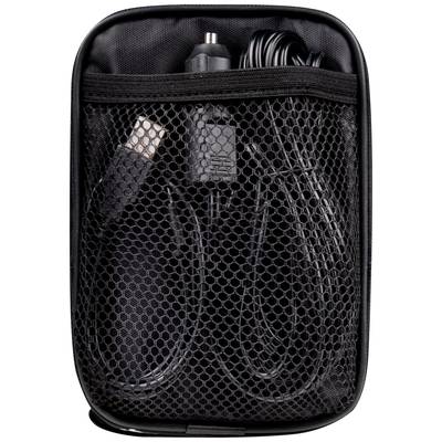 Eine schwarze Reisetasche mit Netzfach, das mehrere schwarze Kabel enthält, darunter ein USB-Kabel und ein Autostecker-Ladekabel.