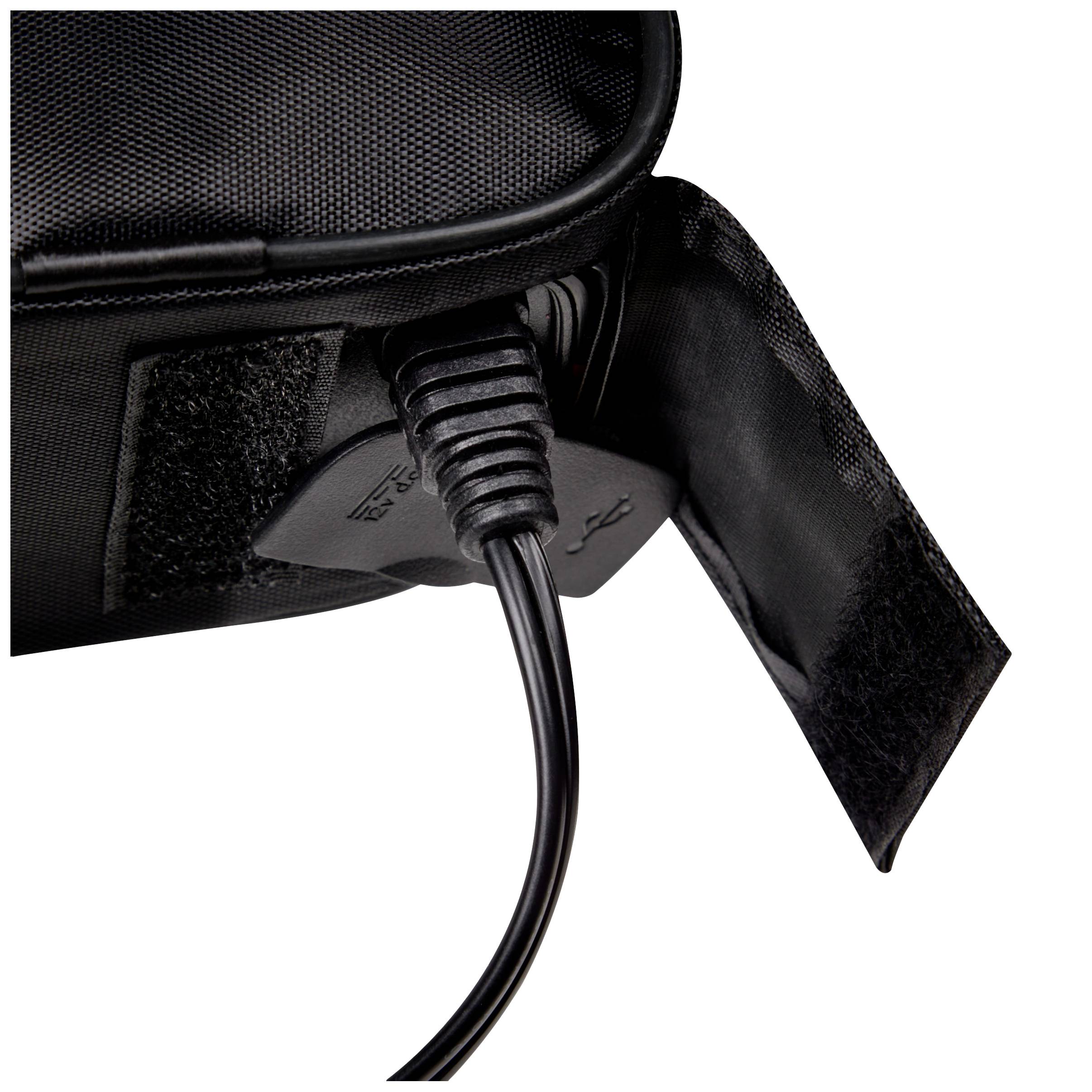 Ein Kabel mit USB-Stecker wird in eine Tasche eingelassen, die mit Klettverschluss geschlossen ist.