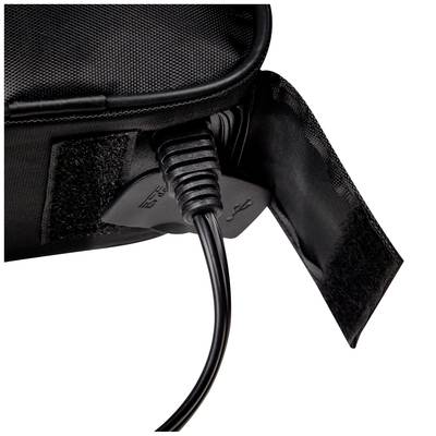 Ein Kabel mit USB-Stecker wird in eine Tasche eingelassen, die mit Klettverschluss geschlossen ist.