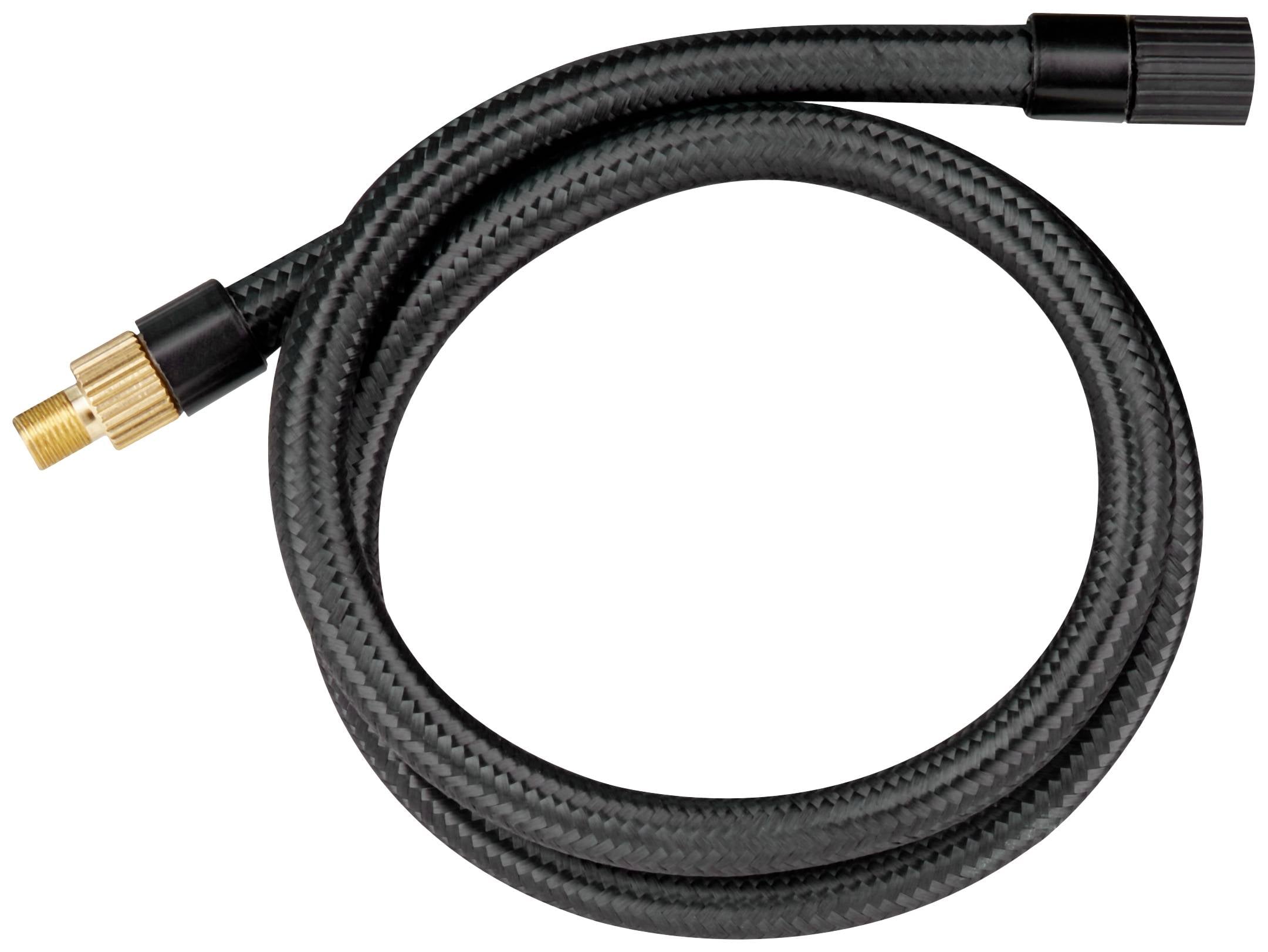 Ein flexibler, schwarzer Wasserschlauch mit einem goldfarbenen Anschluss, der zu einem Kreis geformt ist.