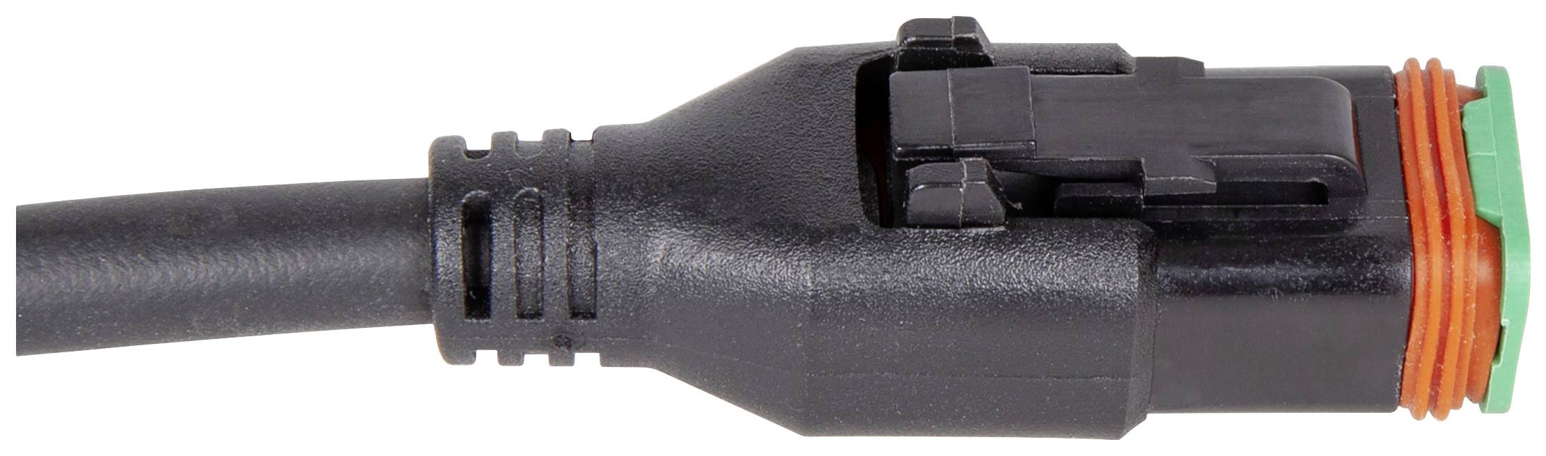 Ein schwarzer elektrischer Stecker mit einem orange-grünen Ring, angeschlossen an ein Kabel, Nahaufnahme seitlich gezeigt.