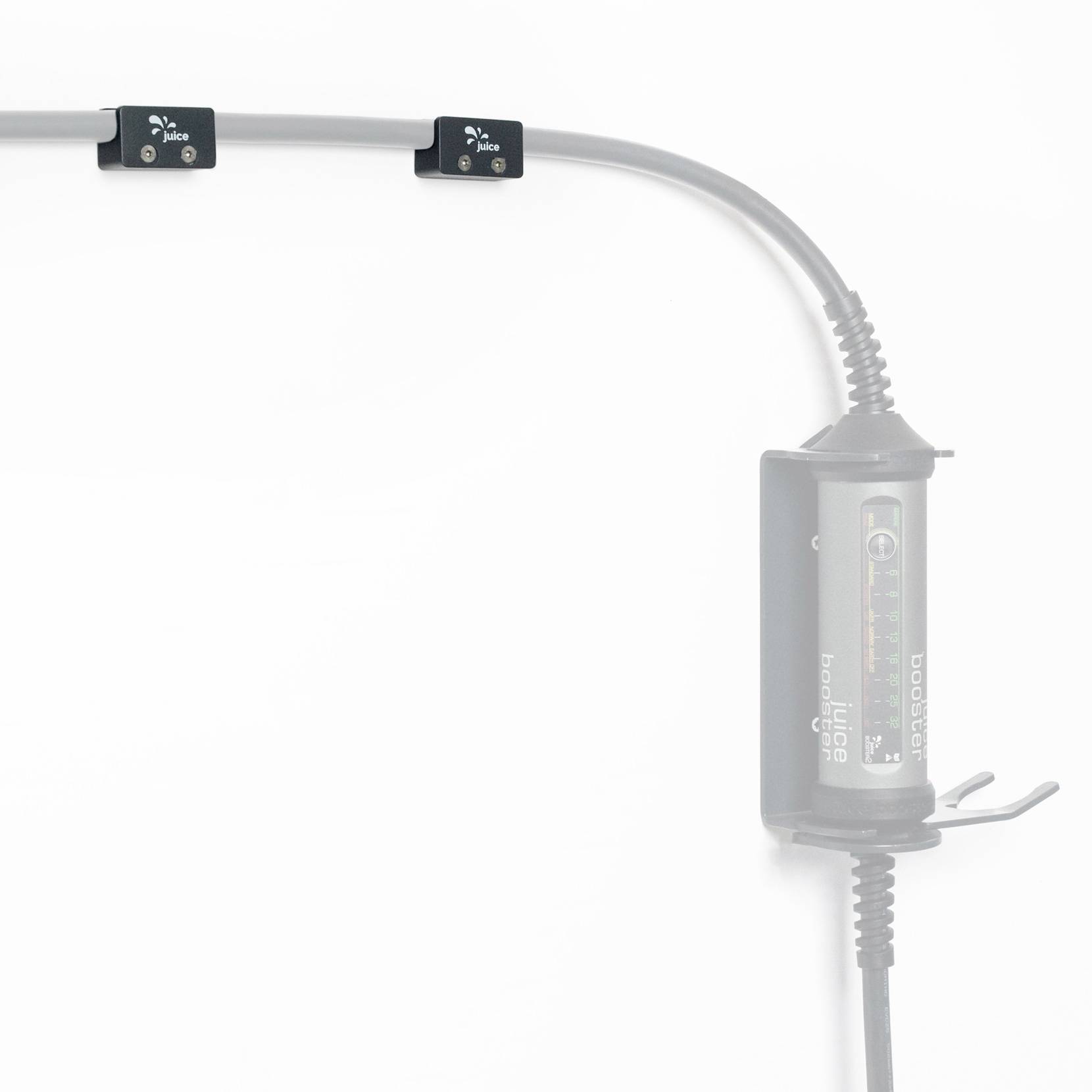 Sicherheitslichtschranke mit Lichtquelle und Empfänger, montiert an einem gebogenen Rohr. Sie erkennt Anwesenheit oder Bewegung.