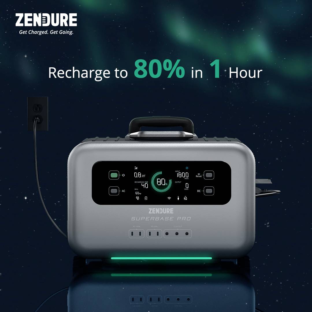 Tragbare Stromstation mit Anzeige, lädt in 1 Stunde bis 80% auf. Angeschlossen an Steckdose. Produktname: Zendure SuperBase Pro.