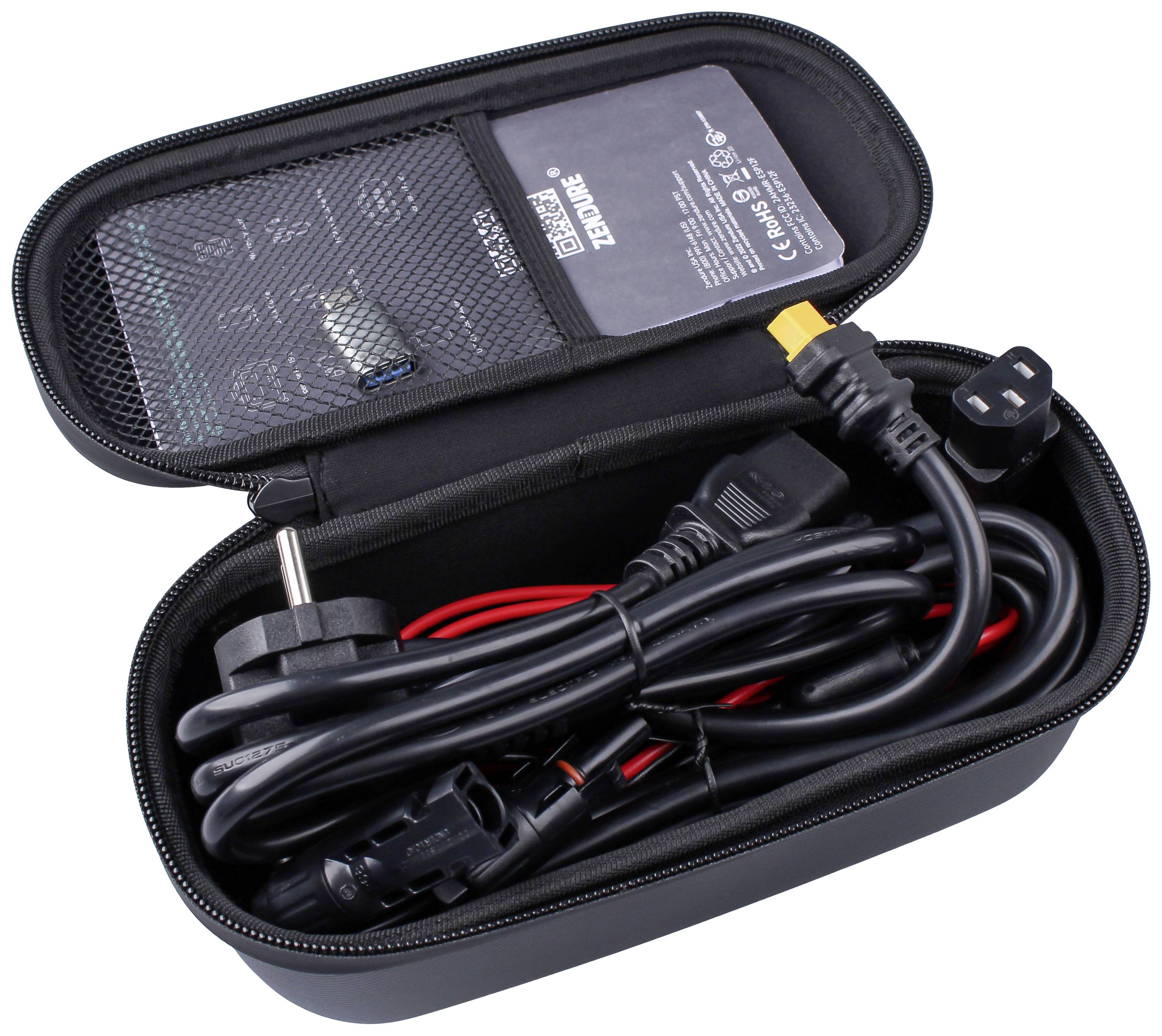 'Geöffnete schwarze Aufbewahrungstasche mit verschiedenen Kabeln und Steckern im Inneren, geeignet für Reise- oder Transportzwecke.'