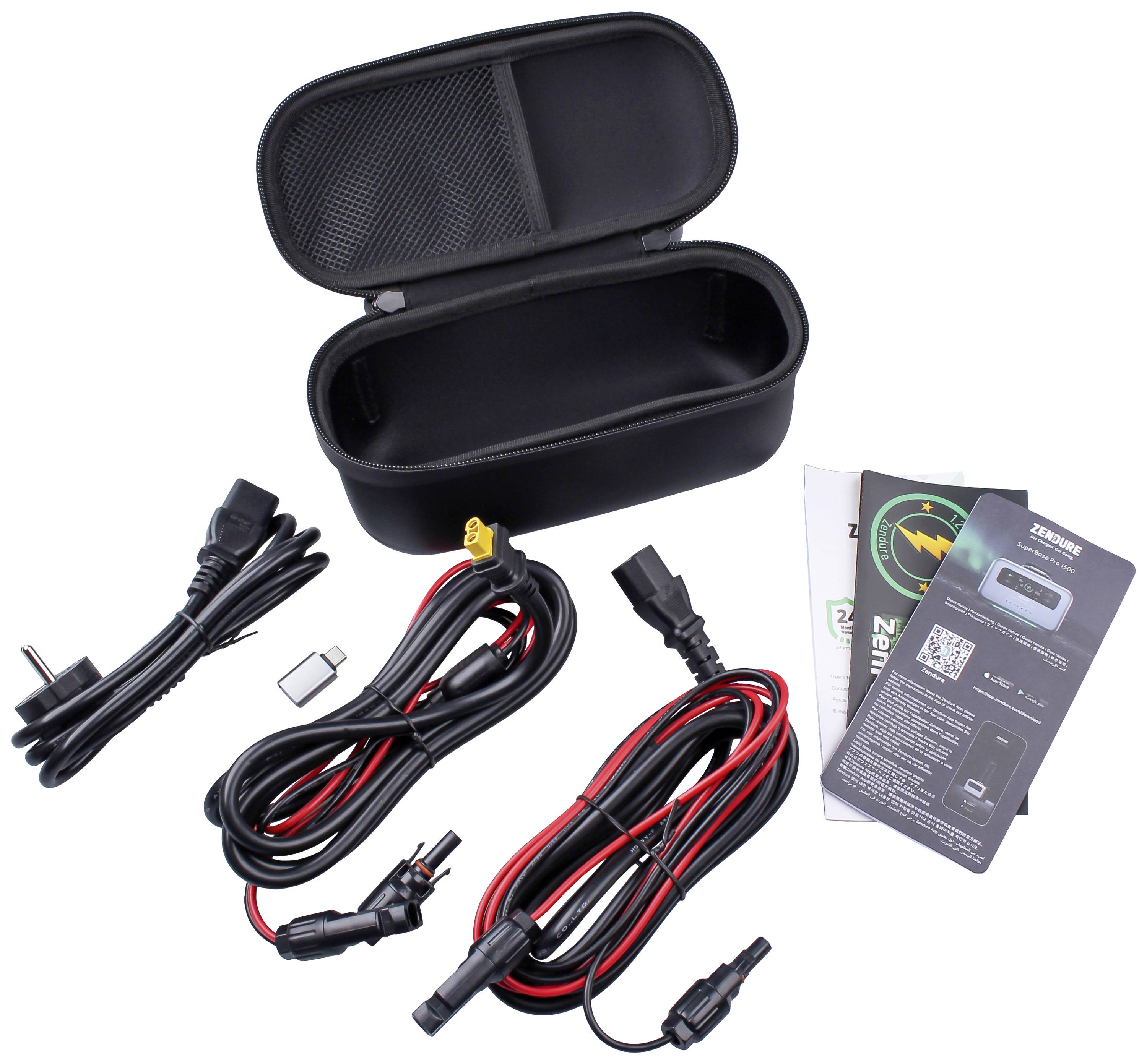 Tragetasche mit Kabeln, Steckern, einem USB-Adapter und Anleitungen für elektronische Geräte.