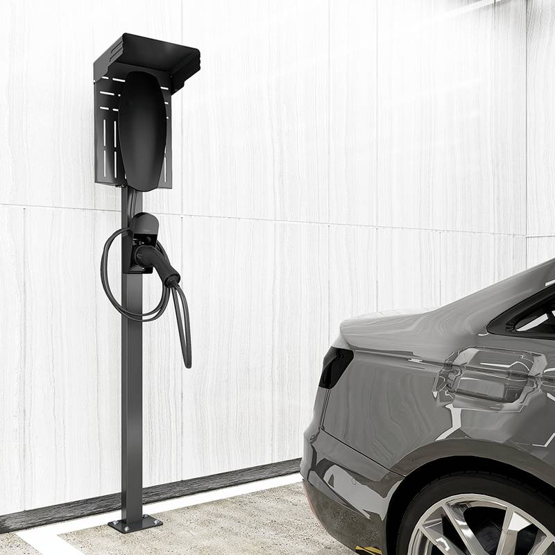 'Ein Elektroauto lädt an einer Ladestation in einer Garage. Das Fahrzeug ist rechts im Bild, mit angeschlossenem Ladekabel.'