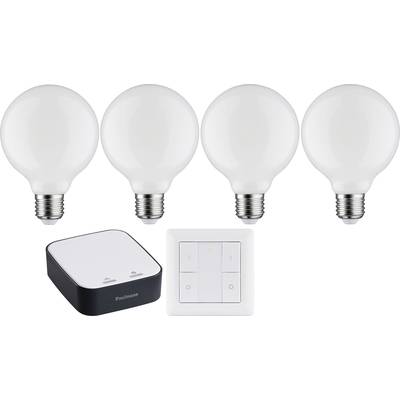 Vier LED-Glühbirnen, eine smarte Steuereinheit und ein Wandlichtschalter zur Steuerung der Beleuchtung.
