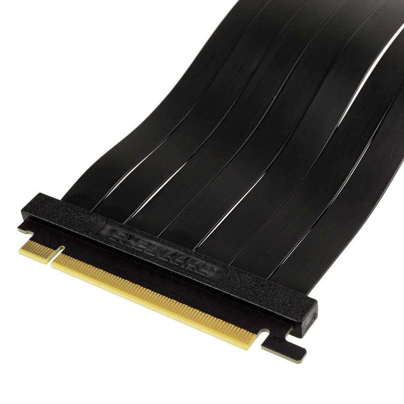Ein schwarzes PCIe-Riser-Kabel mit einem goldenen Steckverbinder. Es dient dazu, eine Grafikkarte in einem Computergehäuse zu verlängern.