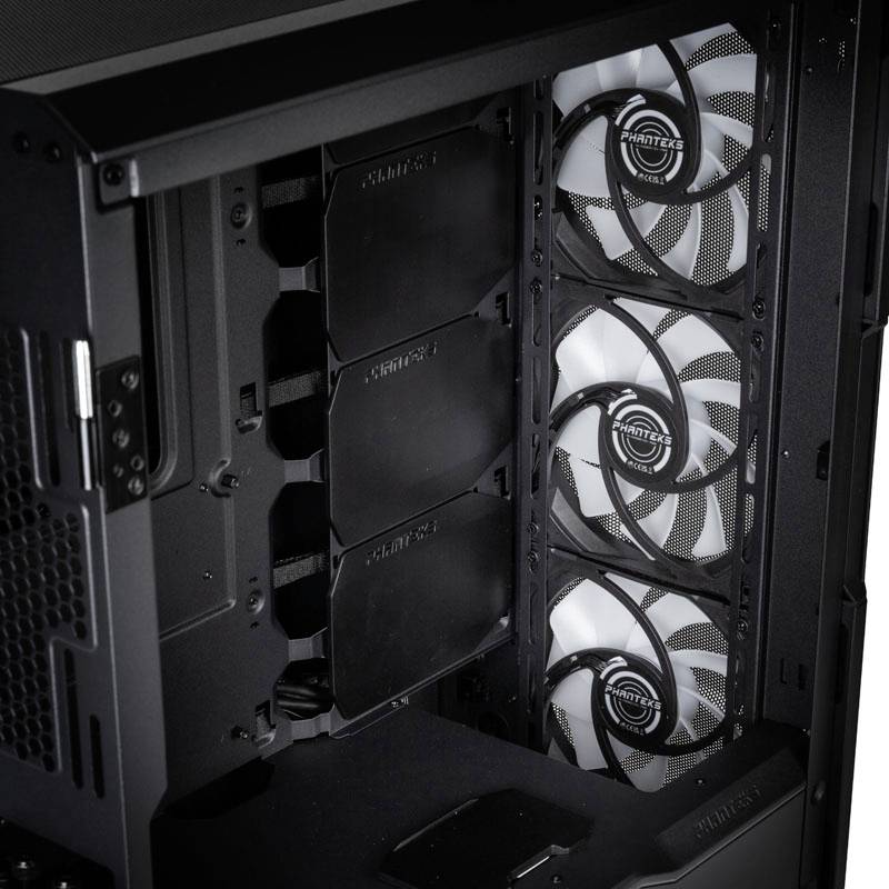 Inside eines Computergehäuses mit drei weißen Ventilatoren, die auf der rechten Seite des Gehäuses montiert sind.
