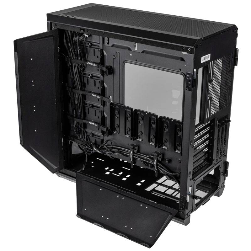 'PC-Gehäuse mit geöffneten Seiten und freiliegendem Innenraum, inklusive Kabelhalterung; bereit zur Installation von Hardware-Komponenten.'