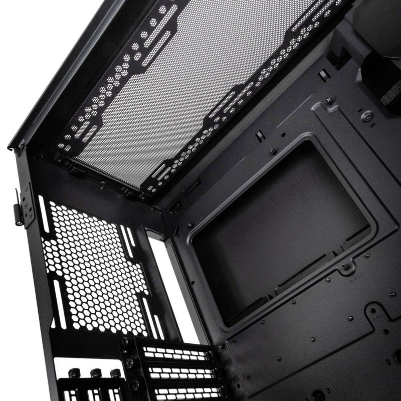 Ein leeres Computergehäuse mit schwarzen Metallwänden und Lüftungsgittern. Die Rückseite und der Boden sind sichtbar.
