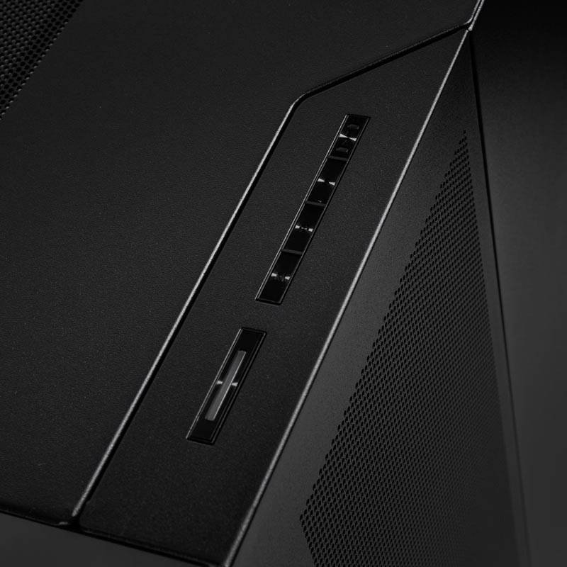 Schwarzes Computergehäuse mit Lüftungsschlitzen und Sicht auf die Front- und Oberseite. Dezentes, modernes Design.