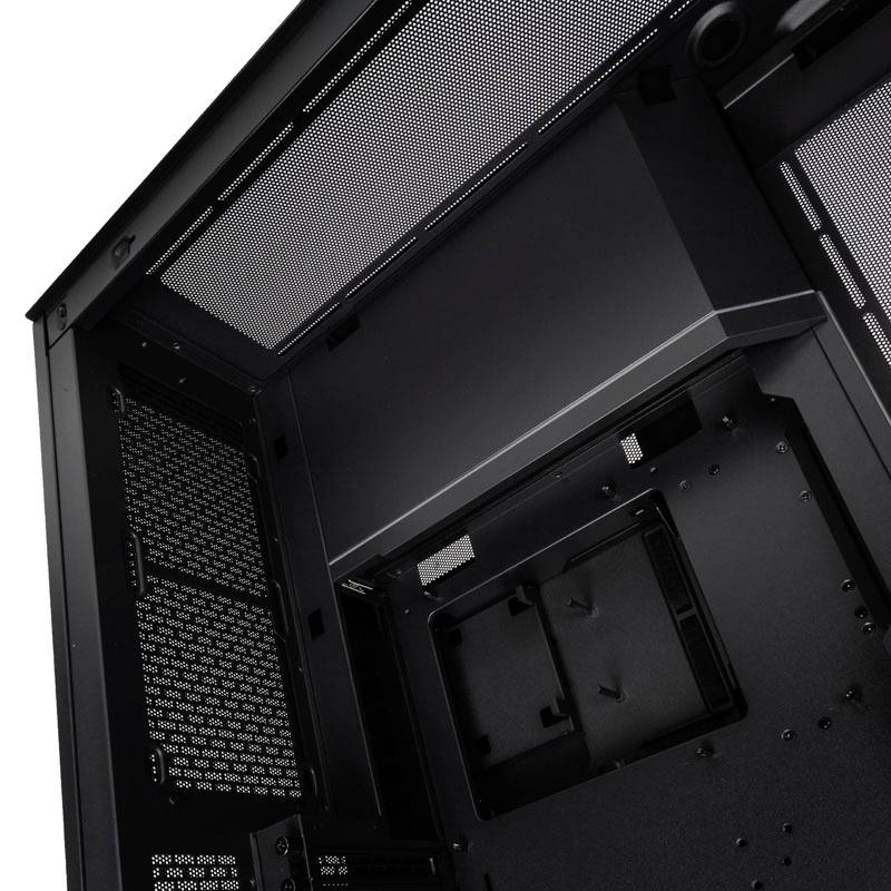 Ein leerer Computergehäuse-Innenraum in Schwarz, bereit für die Installation von Hardwarekomponenten, mit sichtbaren Halterungen und Aussparungen.