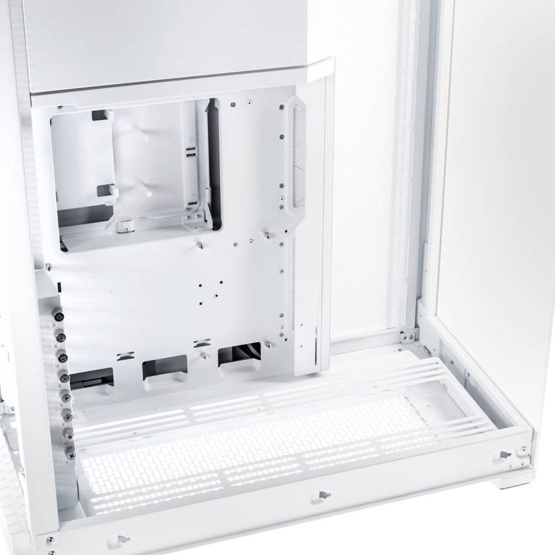 Ein offenes weißes Computergehäuse zeigt Innenraum mit Halterungen für Hauptplatine und Laufwerke. Keine sichtbare Hardware eingebaut.
