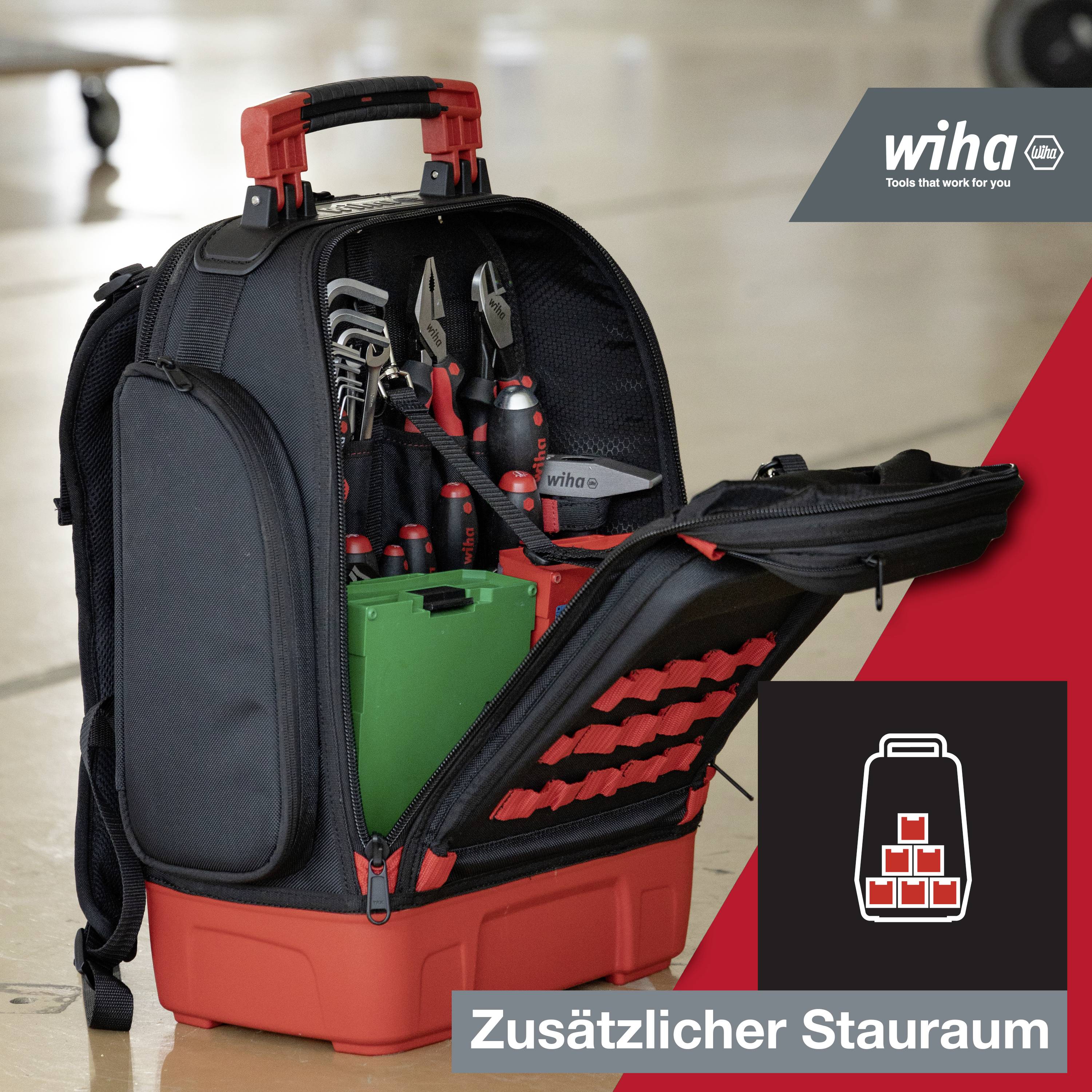 Ein Werkzeugrucksack mit geöffnetem Hauptfach, bestückt mit Werkzeugen und einem grünen Kasten. Text: 'Zusätzlicher Stauraum'.