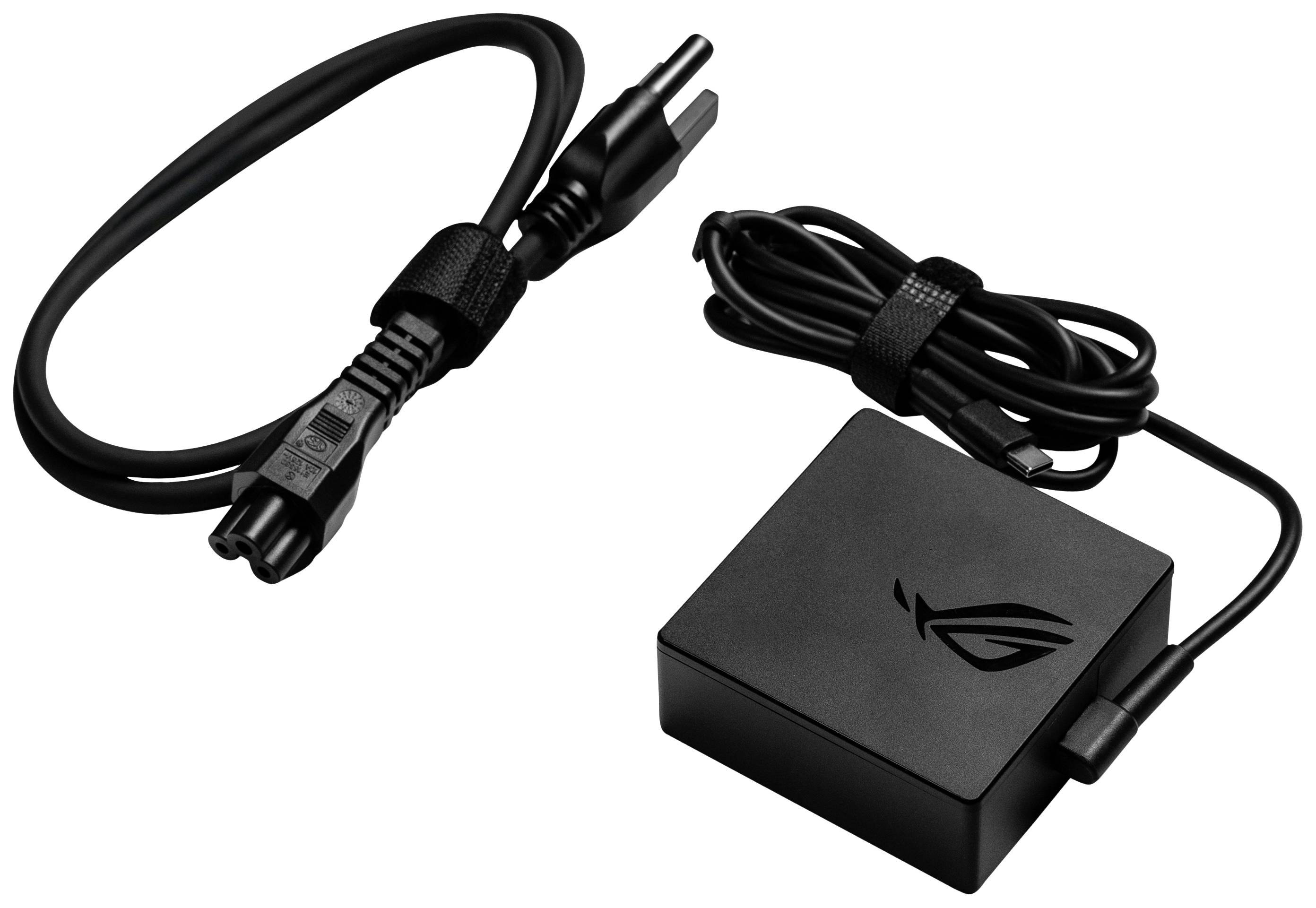 Ein schwarzes Ladegerät mit ROG-Logo, ein langes Kabel und ein Netzkabel mit Stecker sind zu sehen.