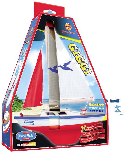 Segelboot-Spielzeug in einer dreieckigen Verpackung, rot-weißes Design mit blauem Segel, Aufschrift 'Giggi'. Hergestellt in Deutschland.