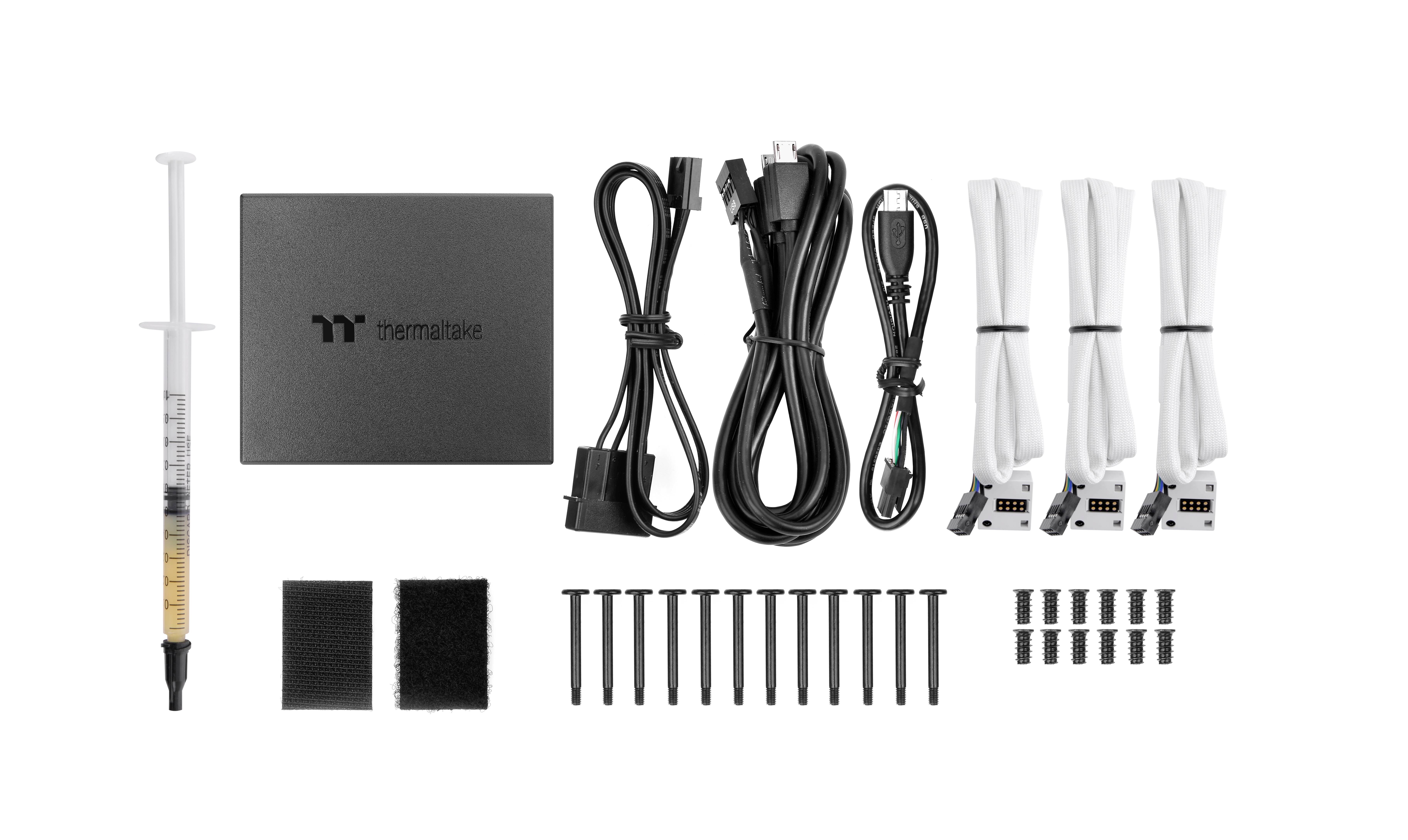 Ein Computer-Kühler-Kit bestehend aus einer Spritze mit Wärmeleitpaste, Steuerbox, Kabeln, vier Lüftern und Montagematerial.
