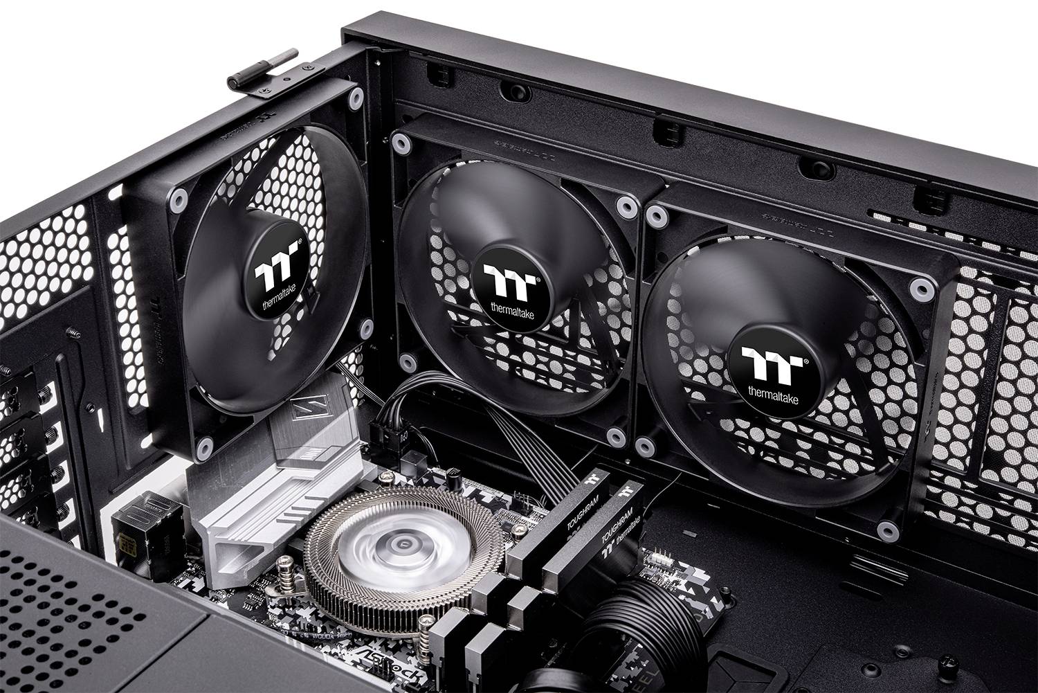 Innenansicht eines Computergehäuses mit drei montierten Lüftern und einem CPU-Kühler auf einem Motherboard, zur Kühlung des Systems.