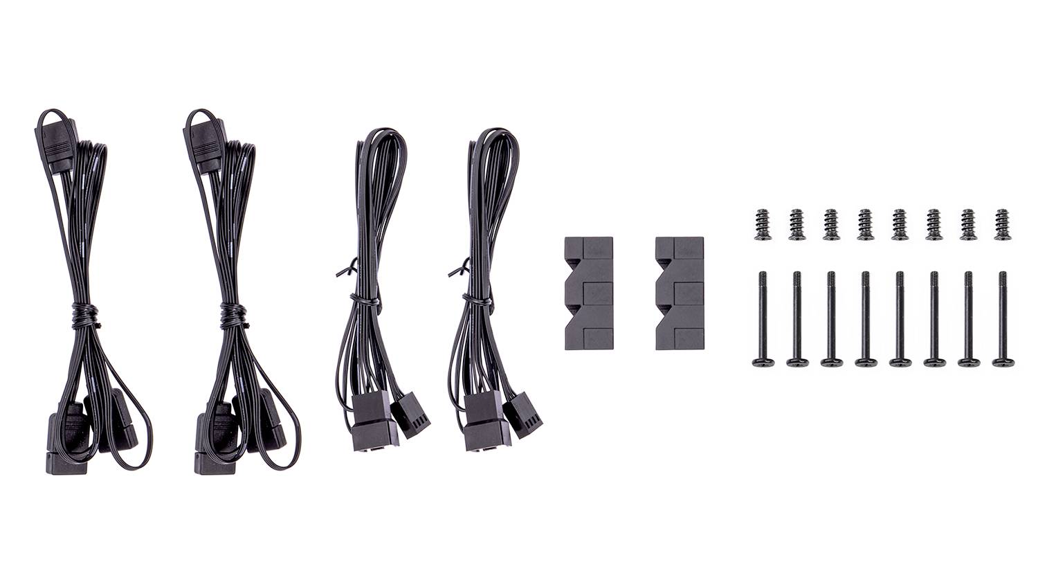 Drei schwarze Kabelbündel, zwei Kunststoffhalter und mehrere Schrauben sind auf einer weißen Oberfläche angeordnet.