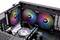 Offener Computer mit sichtbaren internen Komponenten: drei bunte Lüfter auf einer Seite und ein Prozessorkühler in der Mitte.